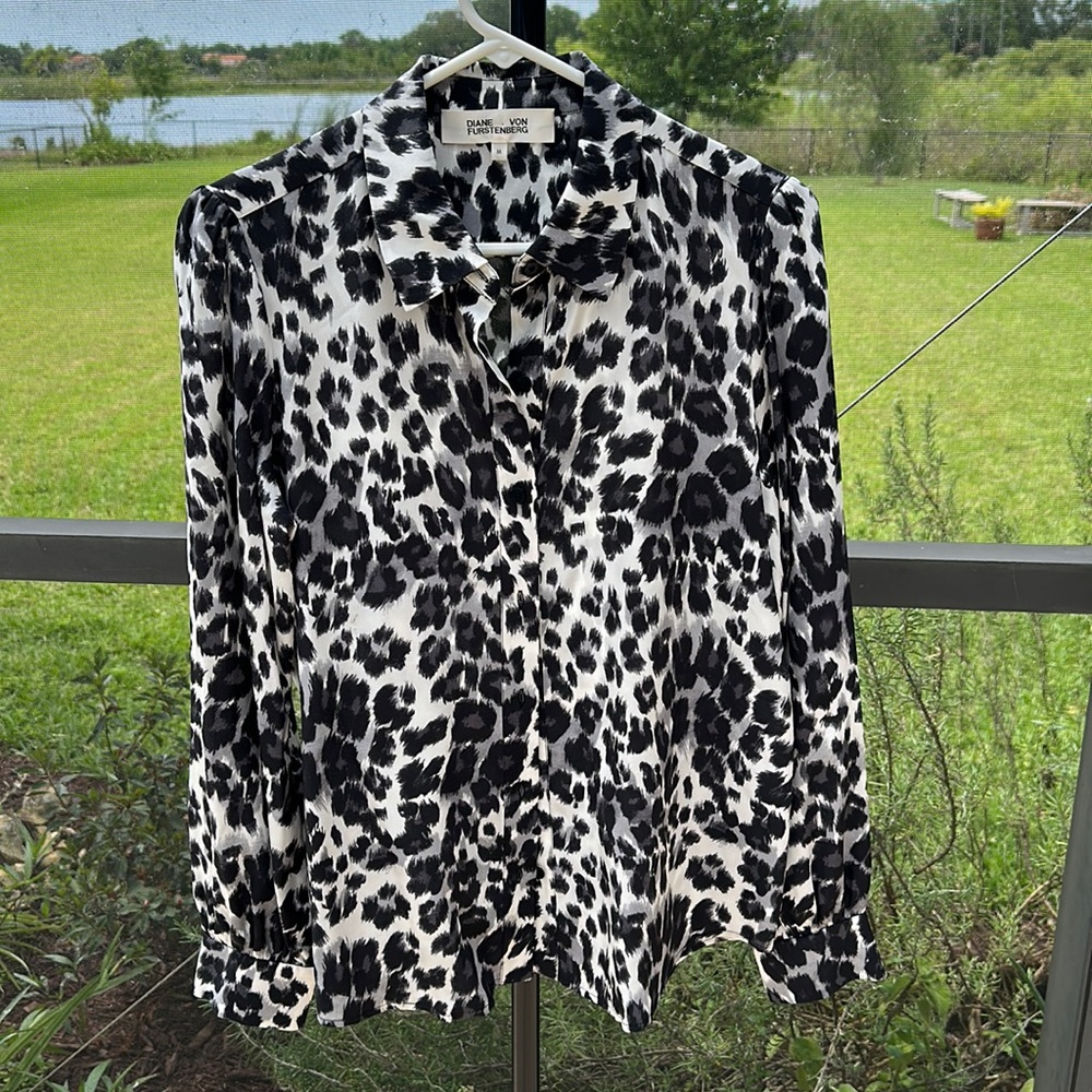 DIANE VON FURSTENBERG Leopard Print Silk Button Down Blouse medium nwot